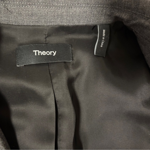 Like New Theory Good Wool Boxy Cropped Blazer in Charcoal, size 2 - Picture 9 of 11